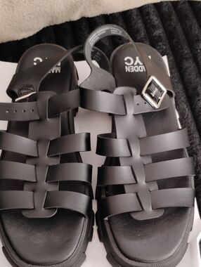 MADDEN NYC FISHERMAN SANDALS FEATURING A CHUNKY LUG SOLE ADJUSTABLE BUCKLE STRAP